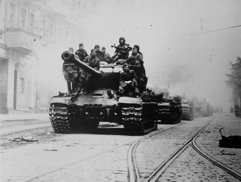 Групповой снимок красноармейцев на тяжелом танке ИС-2 на улице взятого Берлина