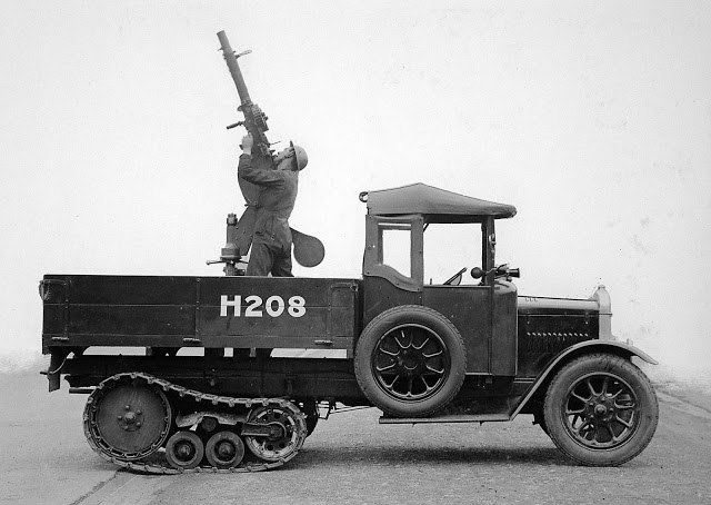 Британский солдат ведет огонь из зенитного Льюиса,установленного в кузове полугусеничного грузовика "Morris-Roadless".