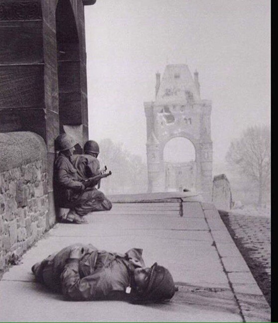 Два американских солдата и их убитый товарищ, Германия, 1945 год.