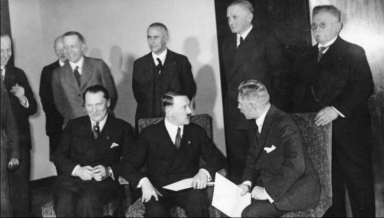 5 марта 1933 года.Оглашение результатов выборов в Рейхстаг. 