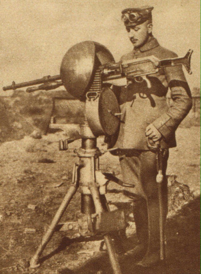 Немецкий офицер с захваченным французским зенитным пулеметом