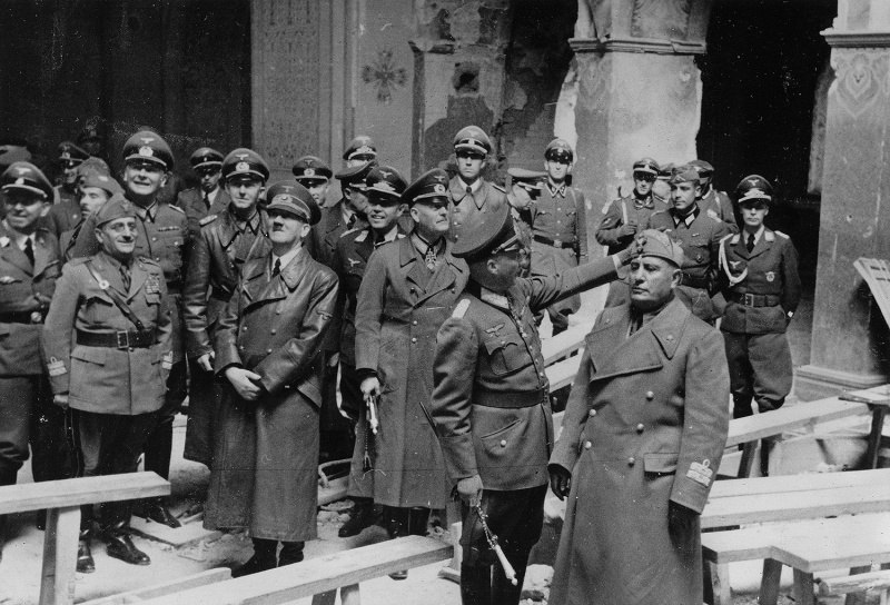 Адольф Гитлер и Бенито Муссолини в в гарнизонном клубе оккупированной Брестской крепости. 