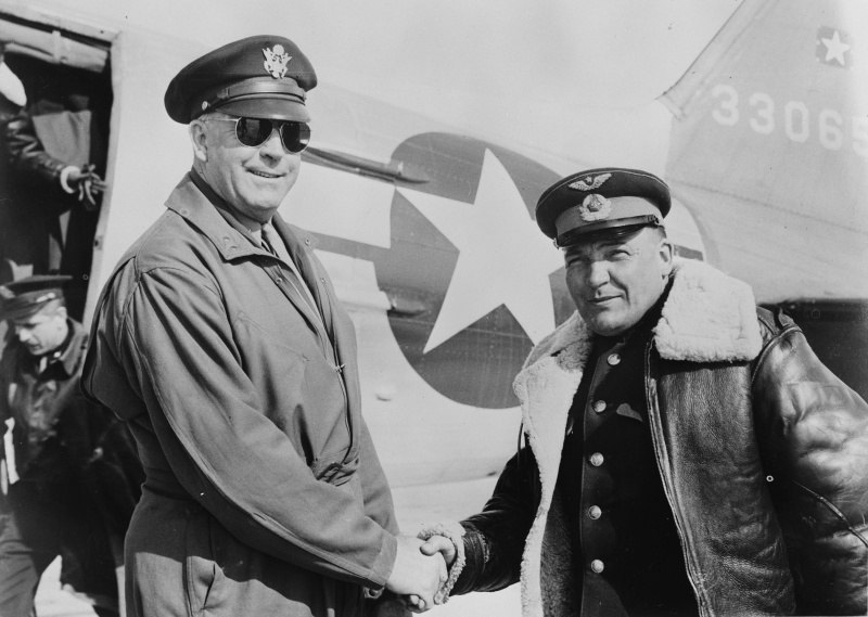 Полковник Н.С. Васин пожимает руку американскому бригадному генералу Дэйву Гэффни