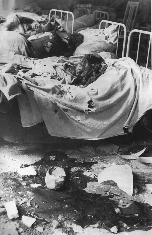 Пациенты ленинградской больницы, погибшие в результате немецкого артналета.