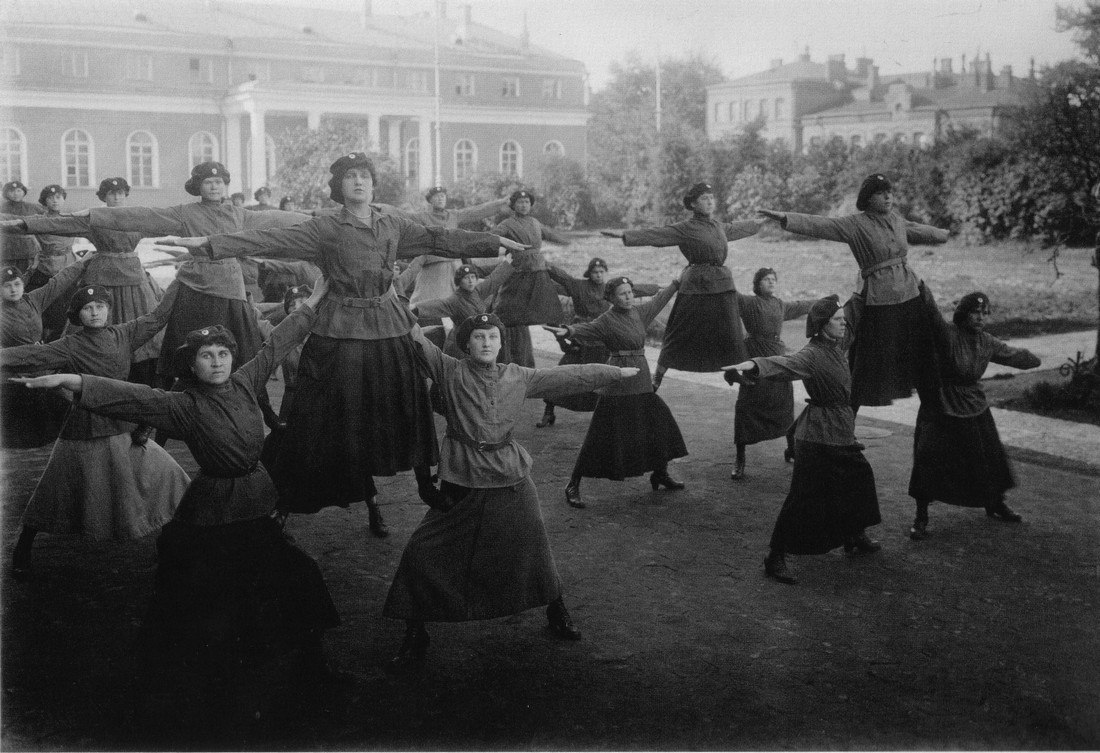 Женщины-милиционеры на утренней зарядке. Москва. 1930 год.