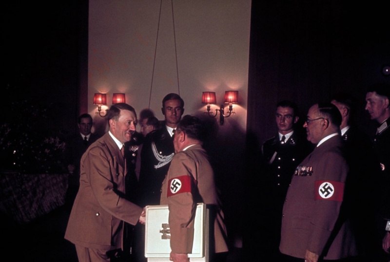 Адольф Гитлер пожимает руку своему фотографу Генриху Гофману после поздравления с 50-летием.
