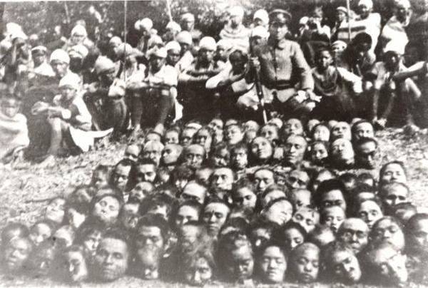 Фото японского офицера на фоне убитых мирных жителей города Нанкина, 1937 год.