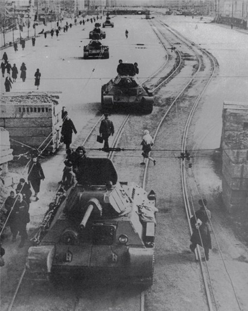 Советские танки Т-34 движутся по Московскому проспекту в Ленинграде.