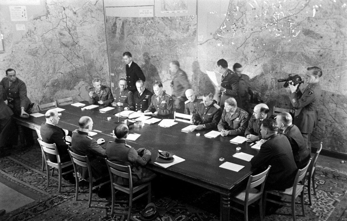 Подписание капитуляции Германии в Реймсе 7 мая 1945 года. 