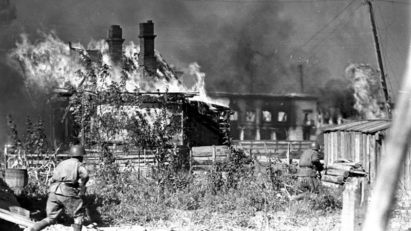 Красноармейцы в бою у горящего дома в Сталинграде